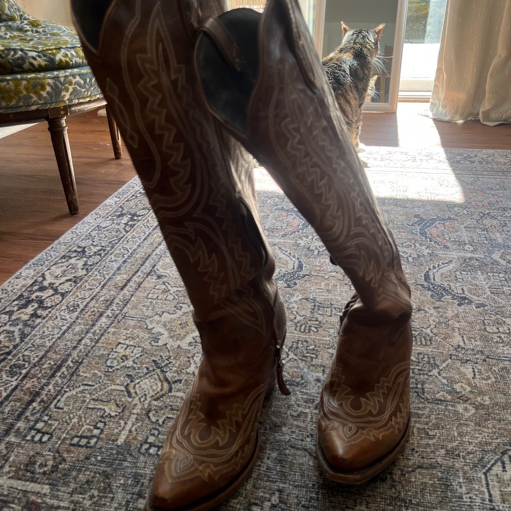 Ariat Black Leather Boot Interior with Brown Pull Tab - Picture 3 of 4